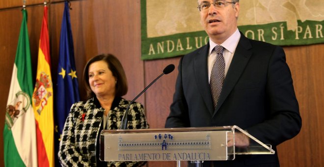 El presidente del Paerlamento de Andalucía, Juan Pablo Durán, en un acto con la consejera autonómica de Igualdad, María José Sánchez Rubio.