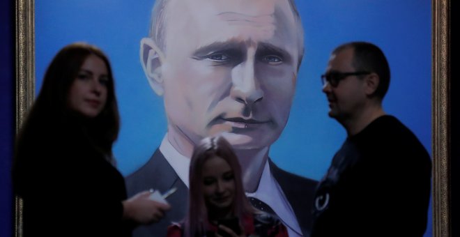 La gente observa un cuadro del presidente Putin en la exhibición de 'SuperPutin'. REUTERS/Maxim Shemetov