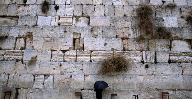 Un judío en el Muro de las Lamentaciones. REUTERS/Damir Sagolj/Archivo