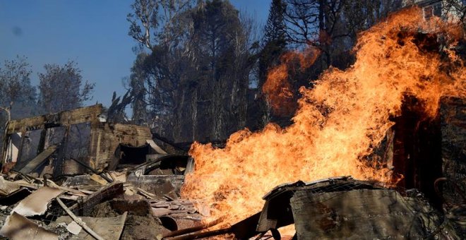 Una casa se consume por un incendio hoy, miércoles 6 de diciembre de 2017, en Bel Air, California.- EFE