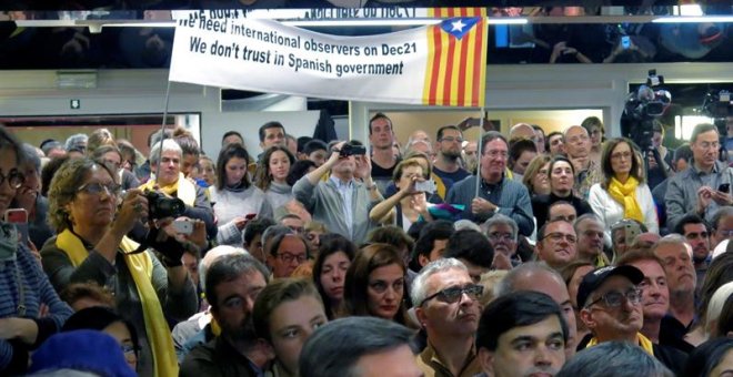 El candidato de Junts Per Catalunya, Carles Puigdemont, celebra un acto de campaña electoral en Bruselas junto a miembros de las listas y el expresidente Artur Mas. EFE/Carlos Rey
