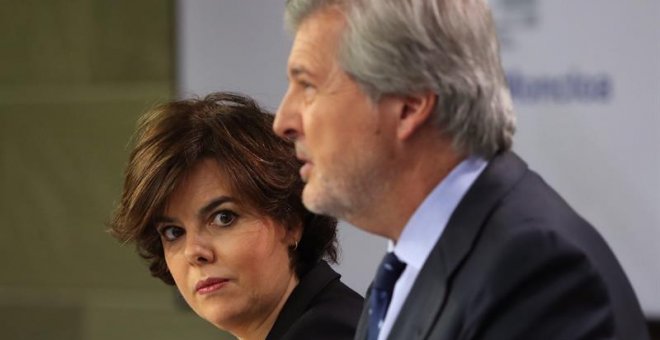 La vicepresidenta del Gobierno, Soraya Sáenz de Santamaría, junto al portavoz del Ejecutivo, Íñigo Méndez de Vigo.- EFE