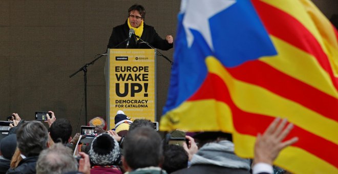 Carles Puigdemont habla en la manifestación a favor de la independencia de Catalunya celebrada en Buselas. REUTERS/Yves Herman