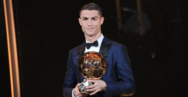 El futbolista del Real Madrid Cristiano Ronaldo posa con el Balón de Oro durante la ceremonia de entrega del trofeo en París (Francia). EFE/Faugere Franck-L'Equipe