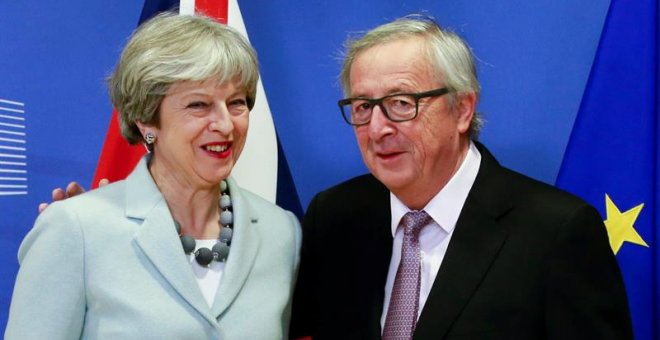 El presidente de la Comisión Europea, Jean-Claude Juncker recibe a la primera ministra británica, Theresa May.- EFE