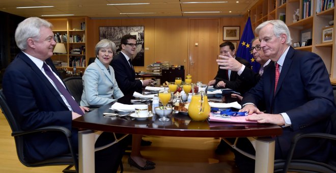 El presidente de la Comisión Europea, Jean-Claude Juncke (2º dcha), y el negociador de la UE para el brexit, Michel Barnier (dcha), con la primera ministra británica, Theresa May (2º izq), y el ministro británico para la Salida de la Unión Europea, David