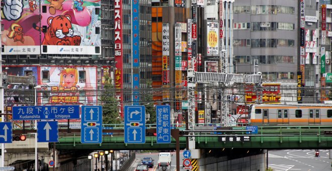 Gente cruzando la calle en el barrio comercial de Tokio. REUTERS/Kim Kyung-Hoon