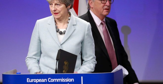 El presidente de la Comisión Europea, Jean-Claude Juncker, y la primera ministra británica, Theresa May. EFE/ Olivier Hoslet