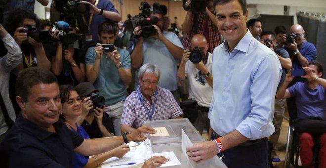 Pedro Sánchez vota en las elecciones generales de 2016. EFE
