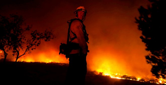 Un bombero se detiene ante el fuego en los incendios de California./REUTERS