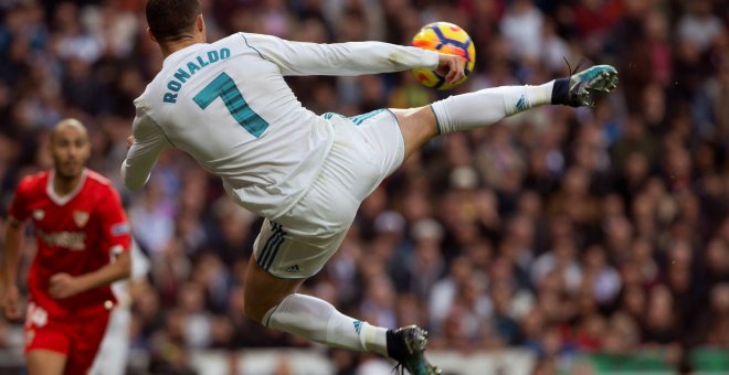 Cristiano Ronaldo remata de bolea en el partido de la decimoquinta jornada de La Liga Santander, ante el Sevilla.EFE/Rodrigo Jimenez