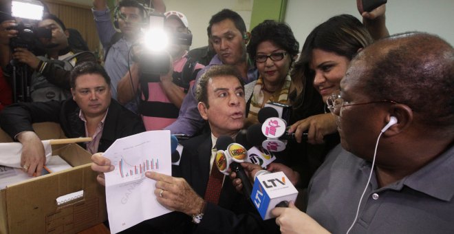 El candidato de la Alianza de Oposición contra la Dictadura, Salvador Nasralla, en un declaración ante la prensa en Tegucigalpa, capital de Honduras-. REUTERS