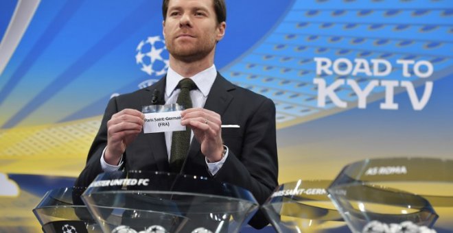 Xabi Alonso sujeta el papel del PSG, rival del Real Madrid. - EFE