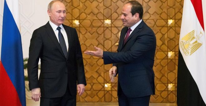 El presidente ruso, Vladimir Putin, junto al de Egipto, Abdel Fattah al-Sisi, durante una visita a El Cairo tras su paso por Siria. - EFE