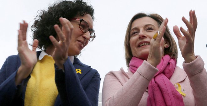 La secretaria general de ERC y número dos de la candidatura para las elecciones del 21-D, Marta Rovira, junto a la presidenta del Parlament, Carme Forcadell, en un acto electoral en Badalona (Barcelona). EFE/Alberto Estévez