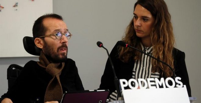 Los portavoces de Podemos Pablo Echenique y Noelia Vera. - EFE
