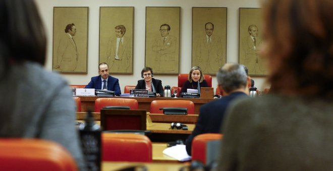 La presidenta de la Junta Única de Resolución (JUR), Elke König (2i), durante su comparecencia ante la comisión del Congreso que investiga el origen de la crisis financiera y el posterior rescate bancario. EFE/J.P. Gandul