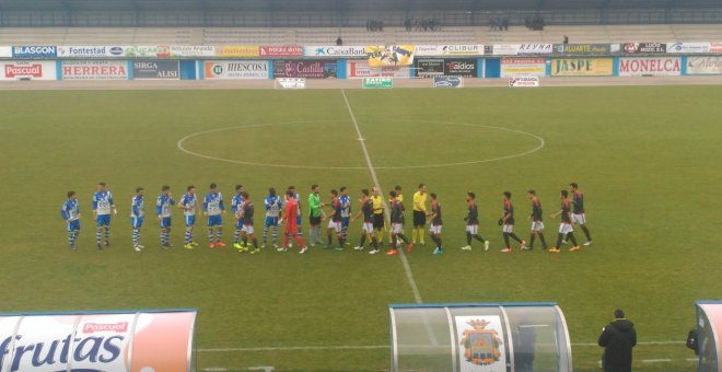 Jugadores en el terreno de juego del Arandina CF en un partido contra el Celta 'B'. / @Arandina_VAVEL