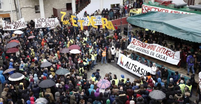 Los manifestantes congregados en el centro de Altsasu / EFE