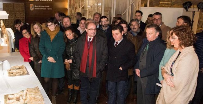 El presidente de Aragón Javier Lambán (con bufanda roja) durante su visita al Monasterio de Sijena junto a otras autoridades. | JAVIER BLASCO (EFE)