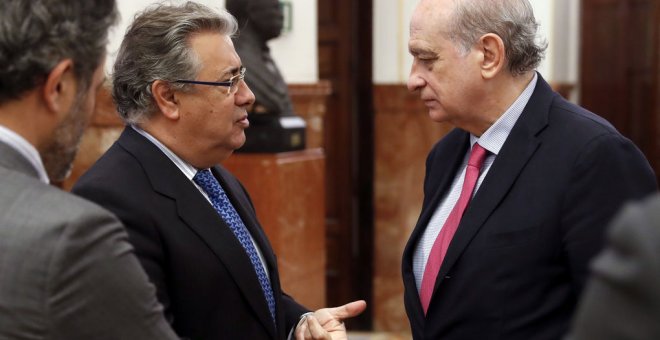 El ministro del Interior, Juan Ignacio Zoido (i), conversa con el diputado del PP y su antecesor en el cargo, Jorge Fernández Díaz (d). EFE/Chema Moya