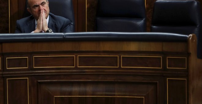 El ministro de Economía, Luis de Guindos, durante la sesión de control al Gobierno en el Congreso. EFE/Emilio Naranjo