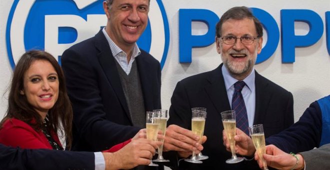 El presidente del Gobierno y del Partido Popular, Mariano Rajoy, acompañado del candidato del PPC a la presidencia de la Generalitat, Xavier García Albiol (c), y la numero dos de la lista de los populares, Andrea Levy (i), durante la inauguración de la Of