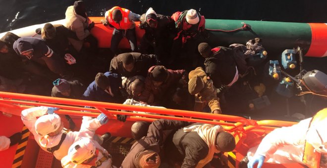 Imagen difundida por Salvamento marítimo del rescate de una de las embarcaciones.