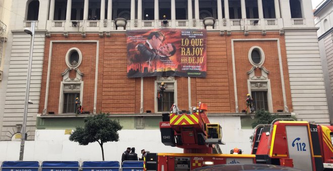 La pancarta colocada por Greenpeace en el Palacio de la Música de la Gran vía de Madrid. - CHRISTIAN GONZÁLEZ
