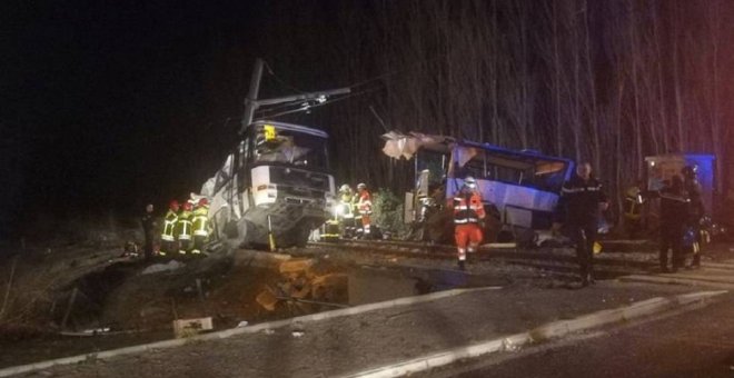 El autobús que colisionó en un paso a nivel con barrera en la localidad de Millas (Francia). /REUTERS