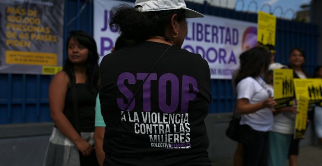 Mnifestantes muestran su apoyo a Teodora del Carmen Vásquez, encarcelada por abortar./REUTERS