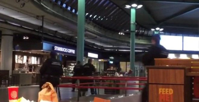 Agentes de Policía en el aeropuerto de Amsterdam.