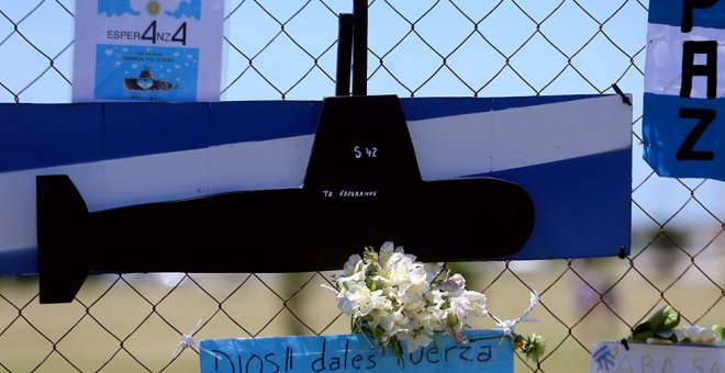 Flores y carteles, en apoyo a los 44 tripulantes del submarino ‘San Juan’.- REUTERS/Marcos Brindicci