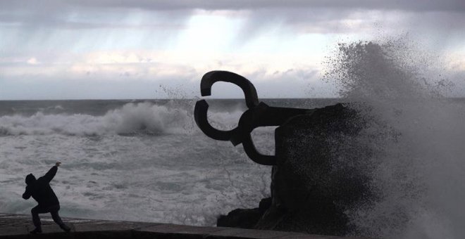 Una gran ola rompe en el Peine del Viento de San Sebastián donde está activada la alerta amarilla por olas.