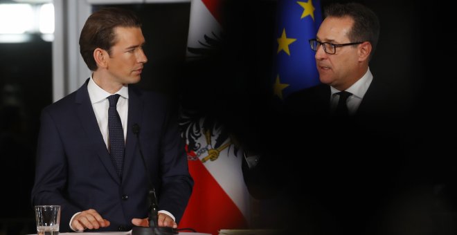 Heinz-Christian Strache, líder del partido ultranacionalista FPÖ austriaco y el conservador Sebastian Kurz, del ÖVP, sellan un pacto de Gobierno en Viena. REUTERS