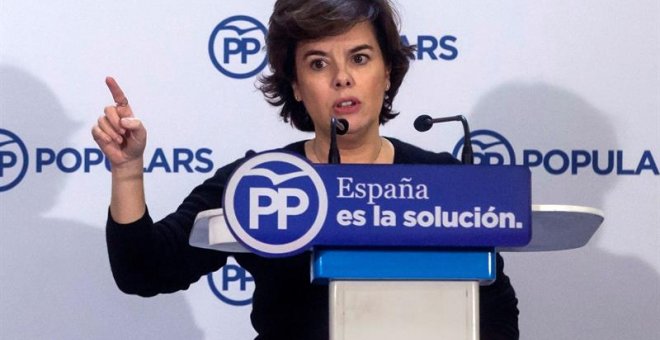 La vicepresidenta del Gobierno, Soraya Sáenz de Santamaría, arropa al cabeza de lista del PPC en las elecciones del 21D, Xavier García Albiol. /EFE