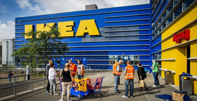 Fotografía de agosto de 2014 que muestra a varios membros del sindicato holandés FNV mientras informan a los clientes de Ikea sobre las supuestas penosas condiciones de trabajo de sus empleados, en Haarlem, Holanda. EFE/ Remko De Waal