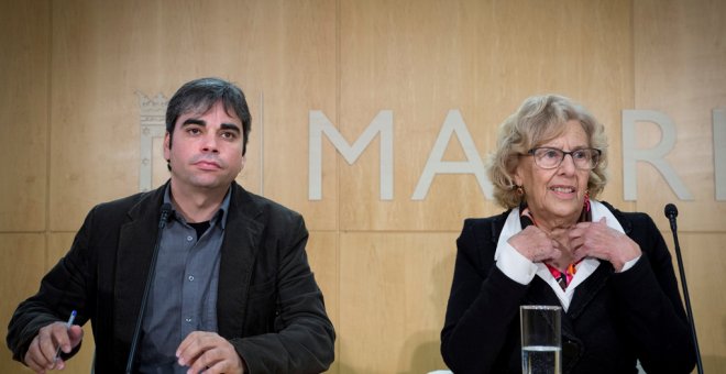 La alcaldesa de Madrid, Manuela Carmena, y el nuevo delegado de Economía y Hacienda, Jorge García Castaño, durante una rueda de prensa que el Palacio de Cibeles.EFE/Luca Piergiovanni