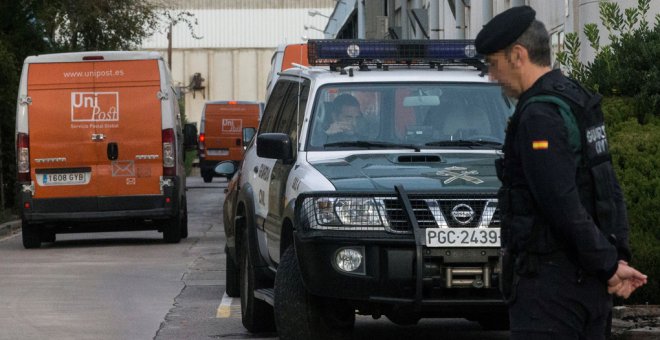 Una furgoneta de la empresa de mensajería Unipost durante el registro realizado por la Guardia Civil  en su sede en L'Hospitalet de Llobregat. EFE/ Quique García