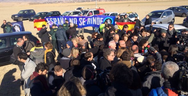 Con una pancarta con el lema 'España no se rinde', los ultras boicotean el acto de ERC frente a la cárcel de Estremera. | TWITTER