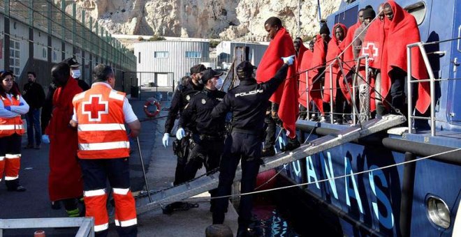 Llegada de un grupo de inmigrantes al puerto de Almería en diciembre de 2017. | CARLOS BARBA (EFE)