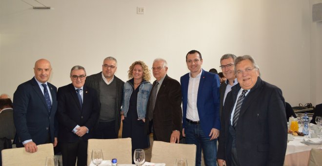 Àngel Ros, Josep Borrell y Òscar Ordeig (PSC) con empresarios de Lleida. EUROPA