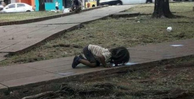 La fotografía de la niña guaraní bebiendo agua de un charco en el suelo / Facebook: Migue Ríos