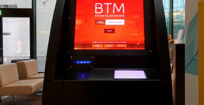 Un cajero automático de bitcoin en Zurich, con la cotización de la criptomoneda en francos suizos. REUTERS/Arnd Wiegmann