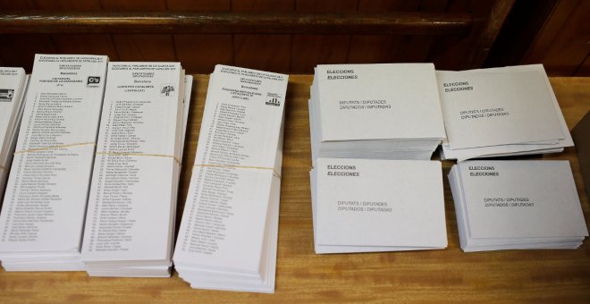 Paperetes en un col·legi electoral per a les eleccions del 21D. REUTERS/Jon Nazca.