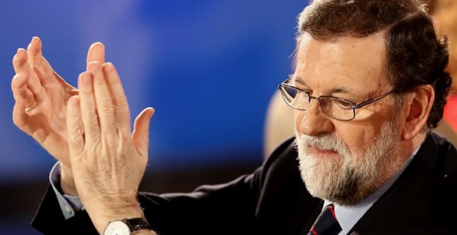 El presidente del Gobierno y del PP, Mariano Rajoy, durante la cena de navidad del PP de Madrid, hoy en Las Rozas. EFE/Mariscal