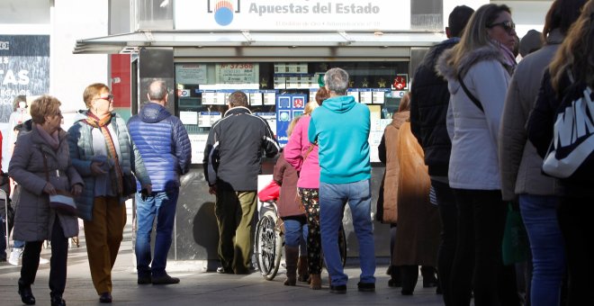 Cola de compradores en la administración de Loterías 'El Doblón de Oro', en la madrileña Puerta del Sol. EFE/ Álvaro Sánchez