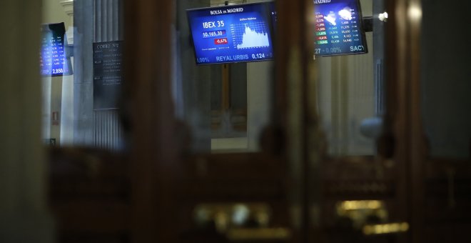 Vista de los monitores informativos de Bolsa de Madrid. EFE/ Javier Lizon