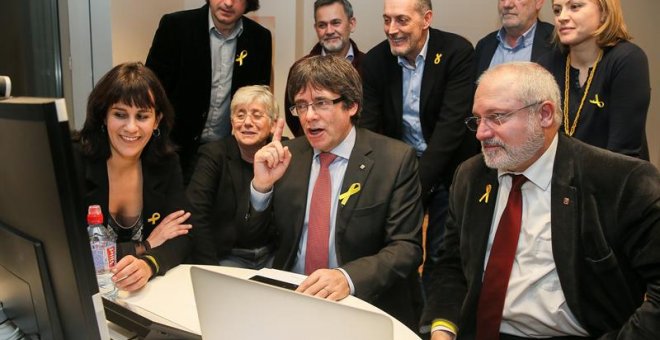 El expresidente de la Generalitat y candidato de Junts per Catalunya, Carles Puigdemont (c), sigue los resultados de las elecciones regionales catalanas, en el centro de Convenciones de Bruselas en Bélgica. EFE/ Stephanie Lecocq
