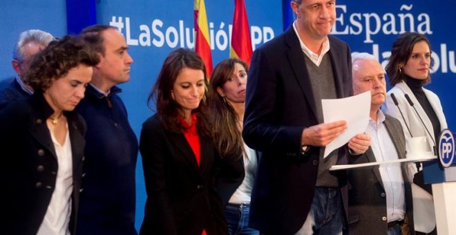 El cabeza de lista del PPC en las elecciones del 21D, Xavier García Albiol (3ºd), al final de su intervención para valorar los resultados electorales de su formación en las elecciones catalanas del 21D, junto a la ministra de Sanidad, Dolors Montserrat (i